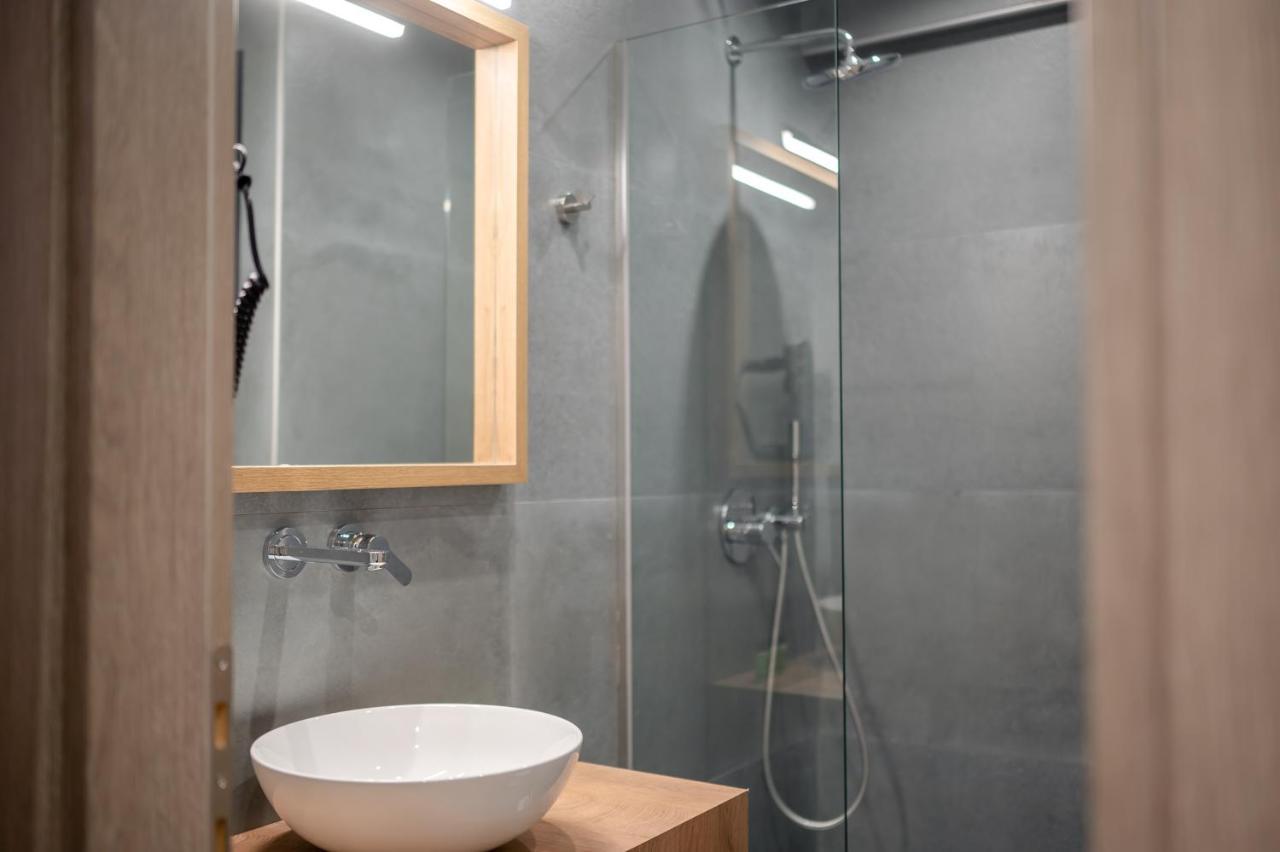 Blue Wave Luxury Suites Nea Iraklitsa Bagian luar foto